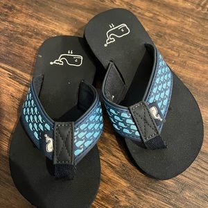 Vineyard vines flip flops